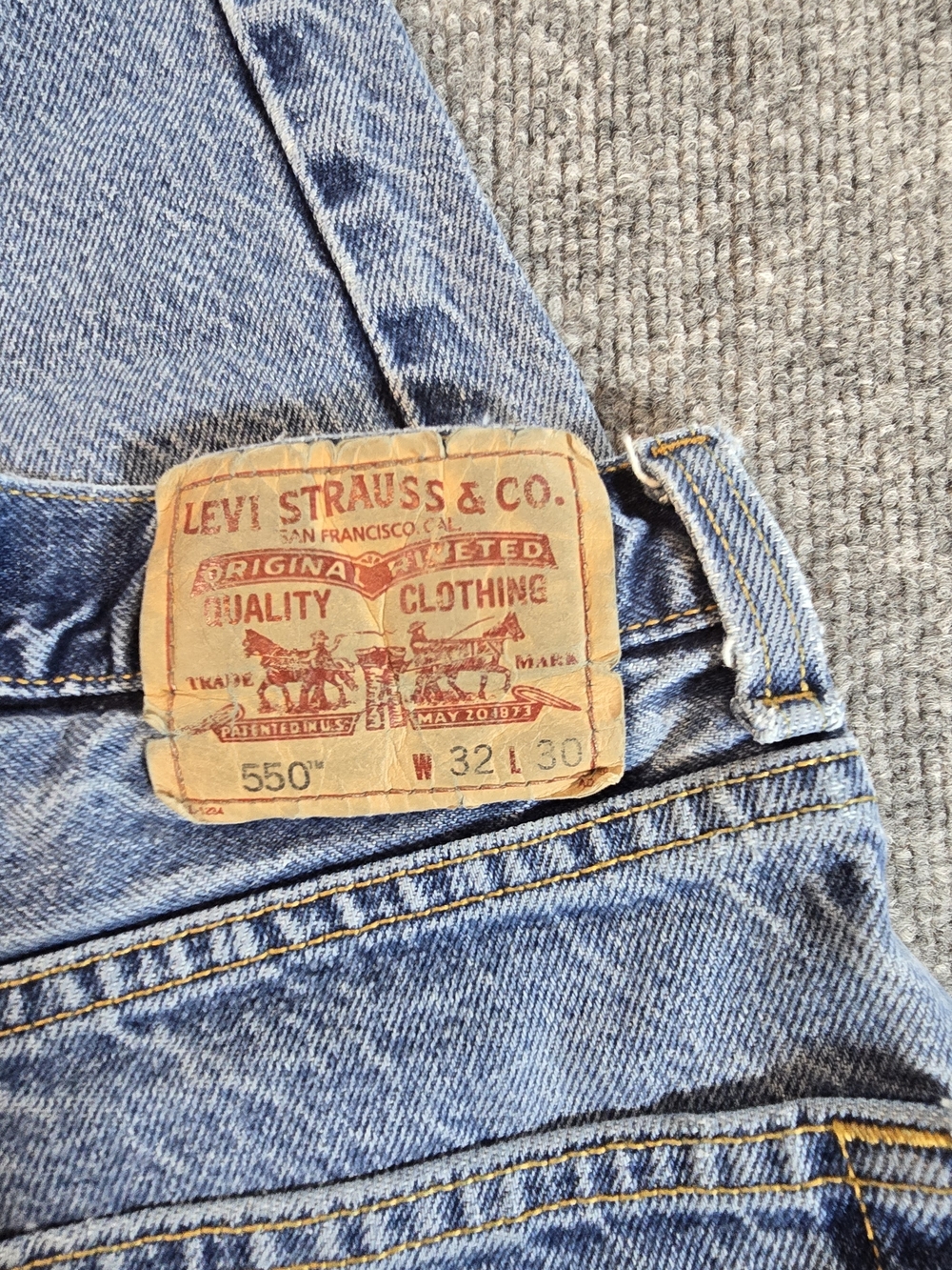 Vintage Levi’s 32x30 Relaxed Fit Light Wash Jeans Distressed Faded 90s - Picture 3 of 12